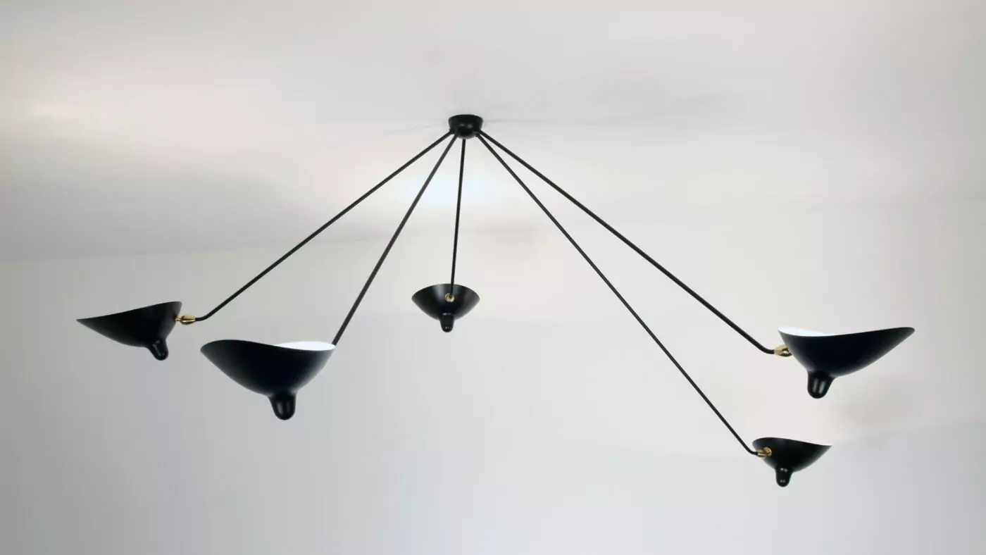 Plafonnier Araignee 5 Bras Fixes par Serge Mouille, luminaire en métal noir offrant une esthétique minimaliste