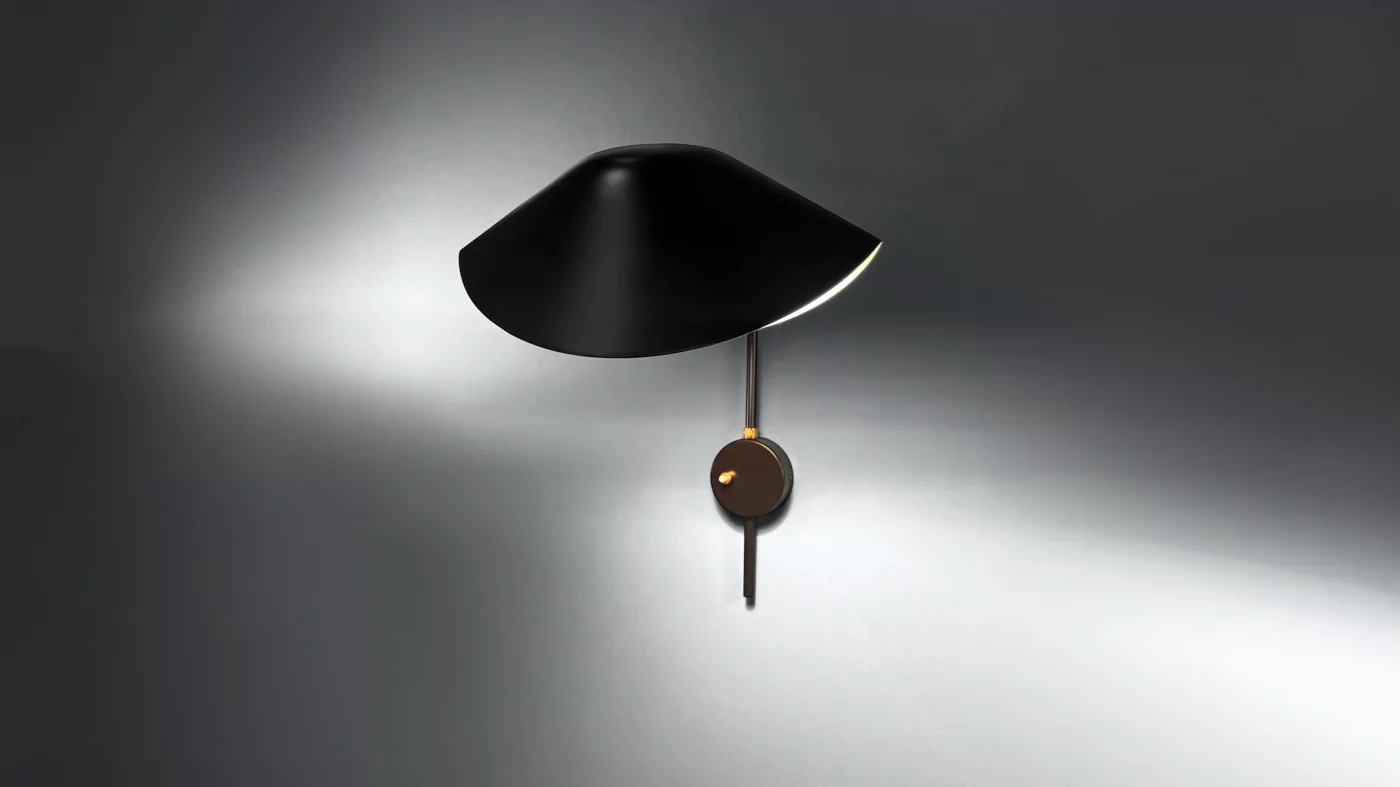 Création Serge Mouille - Petite Applique De Chevet Antony Boitier Rond, en métal noir, idéale pour une ambiance contemporaine
