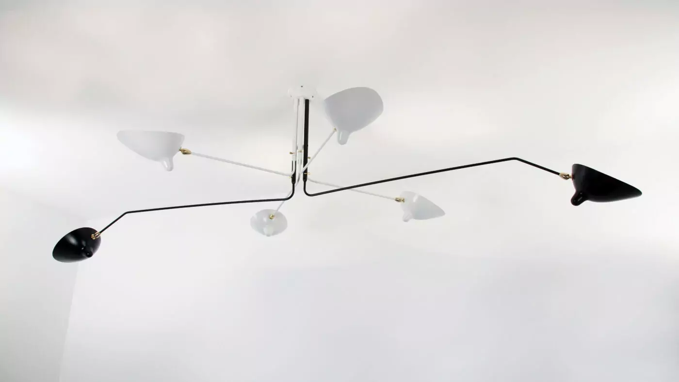 Luminaire Plafonnier 6 Bras Pivotants Noir Et Blanc signé Serge Mouille, conçu en métal noir pour un style élégant