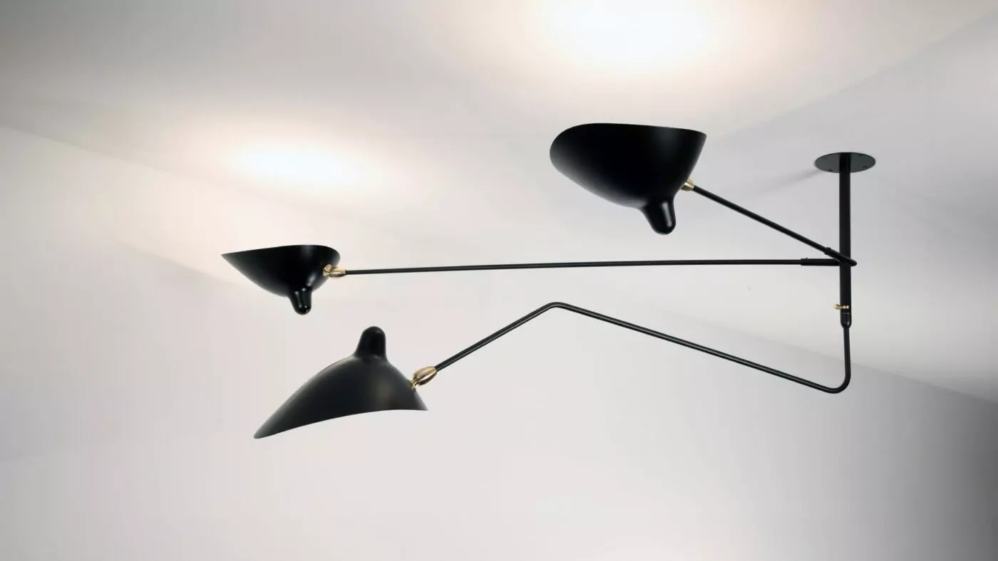 Lampe Suspension 2 Bras Fixes 1 Courbe Pivot de Serge Mouille, alliant design industriel et finesse pour une décoration raffinée