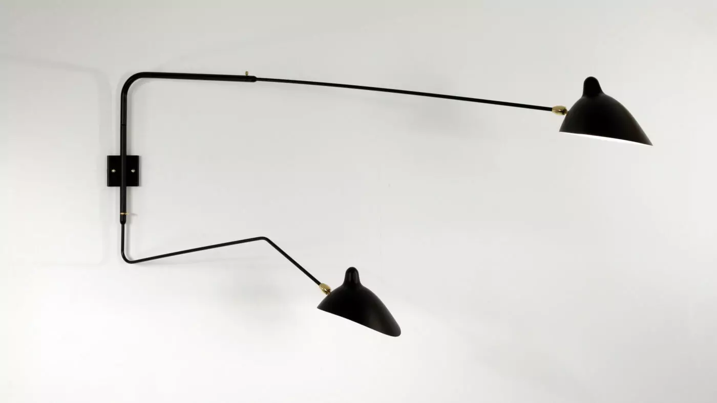 Luminaire Applique 2 Bras Pivotants Dont 1 Courbe signé Serge Mouille, conçu en métal noir pour un style élégant