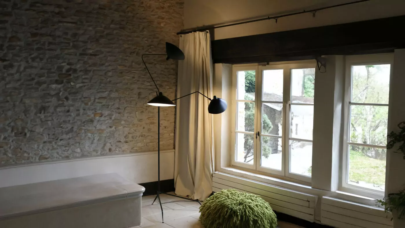 Éclairage Lampadaire 3 Bras Pivotants Serge Mouille avec un design moderne et épuré, parfait pour votre intérieur
