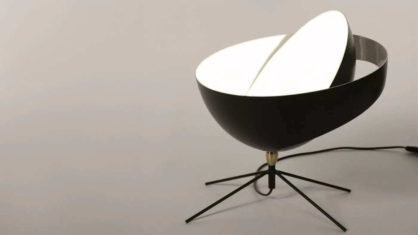 Lampe A Poser Saturne par Serge Mouille, luminaire en métal noir offrant une esthétique minimaliste