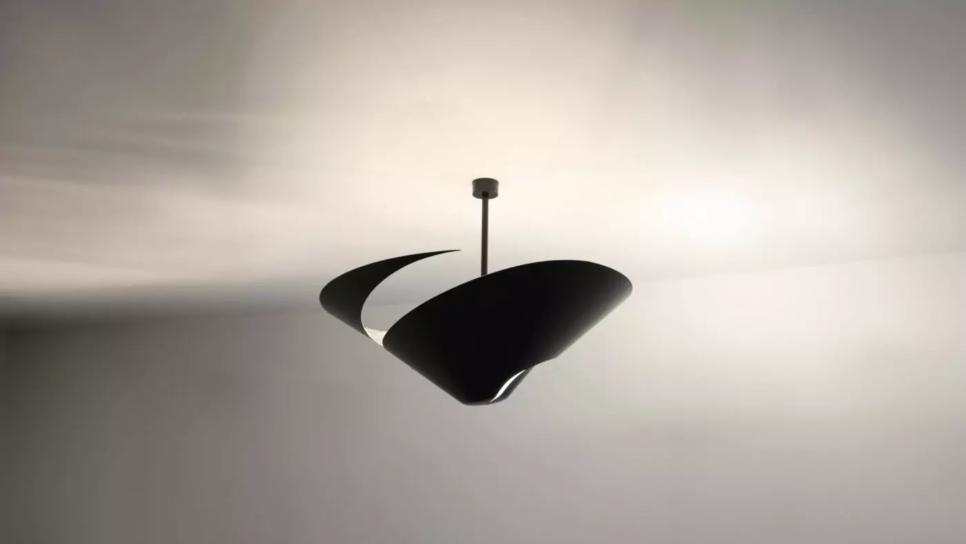 Luminaire Plafonnier Escargot 85 Cm signé Serge Mouille, conçu en métal noir pour un style élégant