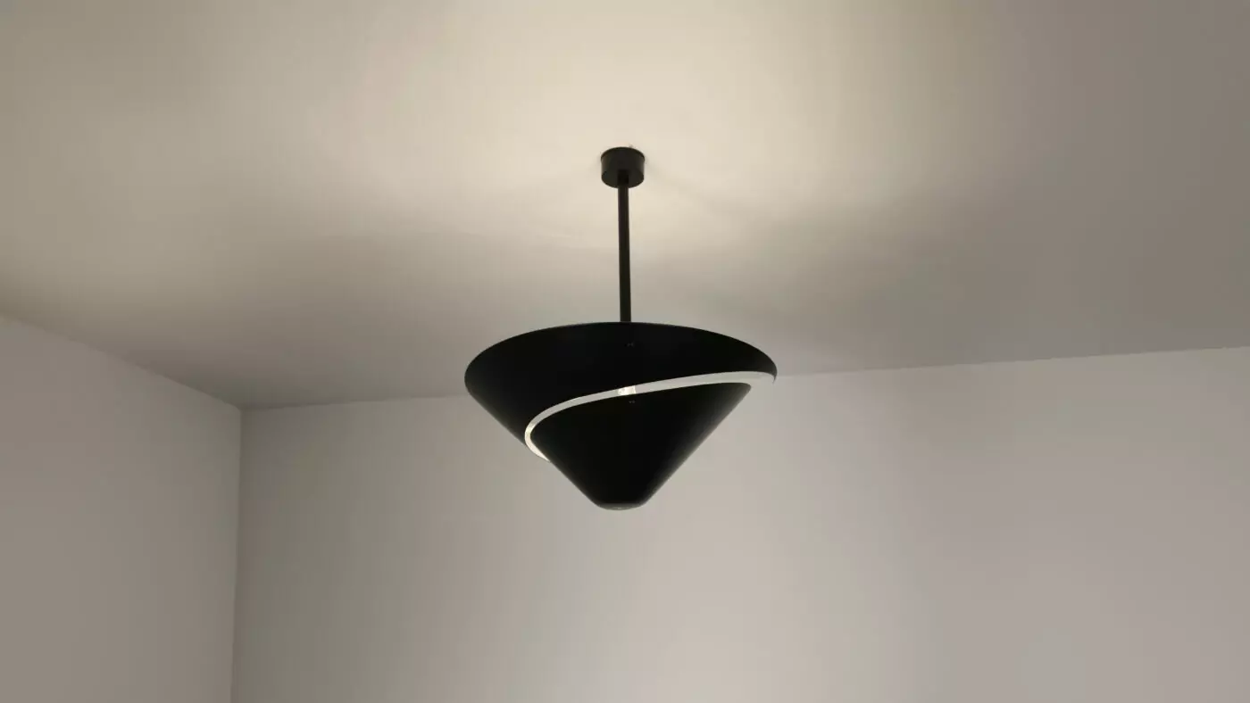 Plafonnier Escargot 60 Cm de Serge Mouille en métal noir, idéal pour une touche artistique dans votre décoration